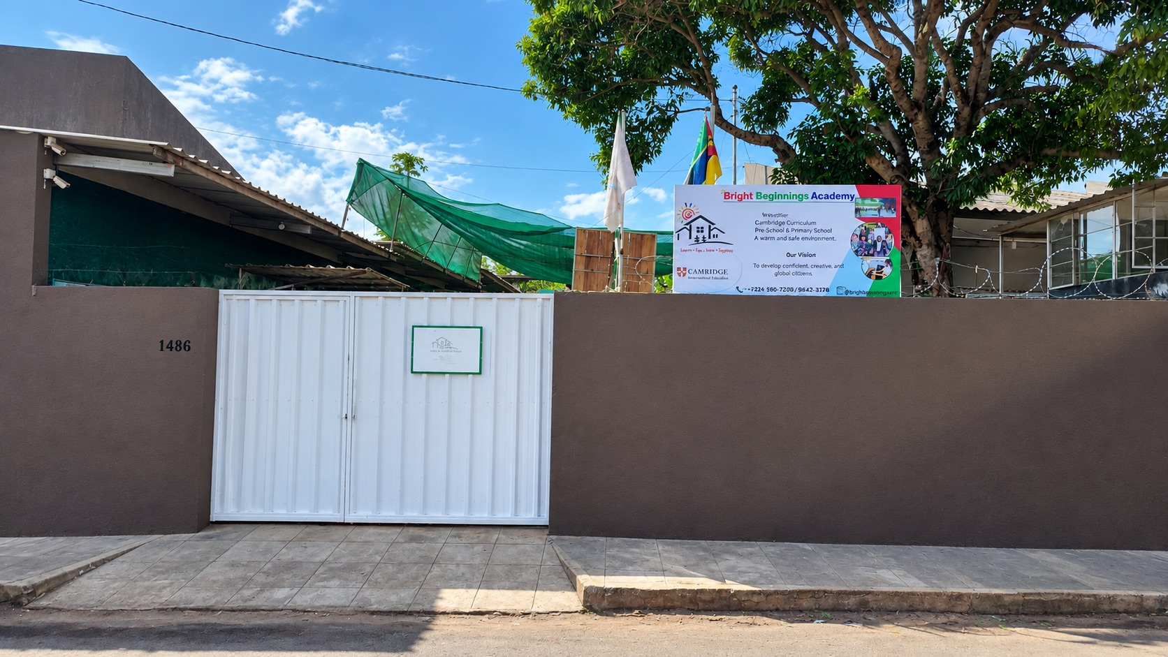 Entrada real da Bright Beginnings Academy em Chimoio